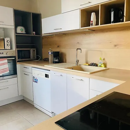 Spacious - Private T6, South, Tram *