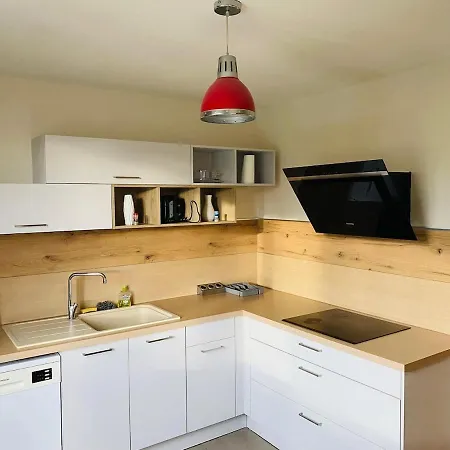 Spacious - Private T6, South, Tram